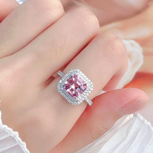 Anello di Lusso con Gemma Quadrata Rosa per Donne, Elegante Gioiello da Dito alla Moda - Product Image 2