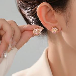 Pendientes de Circonita Rosa Simples y Elegantes para Mujer, Diseño de Lujo Ligero, Estilo Moderno, Versátiles y para Regalo - Product Image 1
