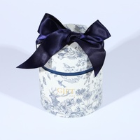 Boîte d'emballage cylindrique rigide en papier, motif floral bleu vintage, cerf imprimé, avec ruban en satin bleu marine foncé, pour bougies, portefeuilles et chapeaux, vente en gros