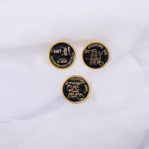 Nuova spilla in lega placcata con pronomi personalizzabili (Io, Lei, <span class=keywords><strong>Lui</strong></span>, Essi, Essi/esse) - Distintivo con lettera del genere - Product Image 4
