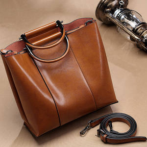 Bolso de piel de vaca suave con asa para el hombro, un bolso cruzado retro y sencillo de gran capacidad para mujer - Product Image 3