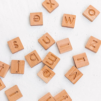 Scrabble en bois pour tout-petits Criss-Crosswords Alphabet Puzzle Spelling Board avec des tuiles de mots