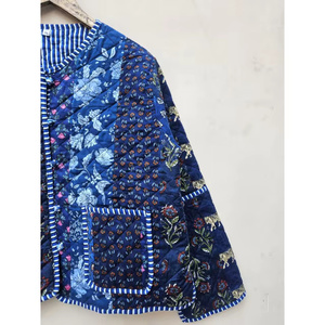 Veste courte en coton artisanale indienne, matelassée, patchwork indigo, confortable, style bohème chic, avec décoration rayée et motifs imprimés - Product Image 3