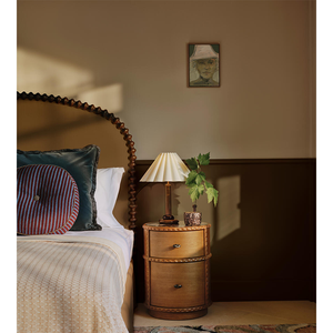 Comodino Vintage in Legno di Quercia Rotondo Stile Mid-Century con Piano in Marmo e 2 Cassetti, Resistente per la Camera da Letto - Product Image 1