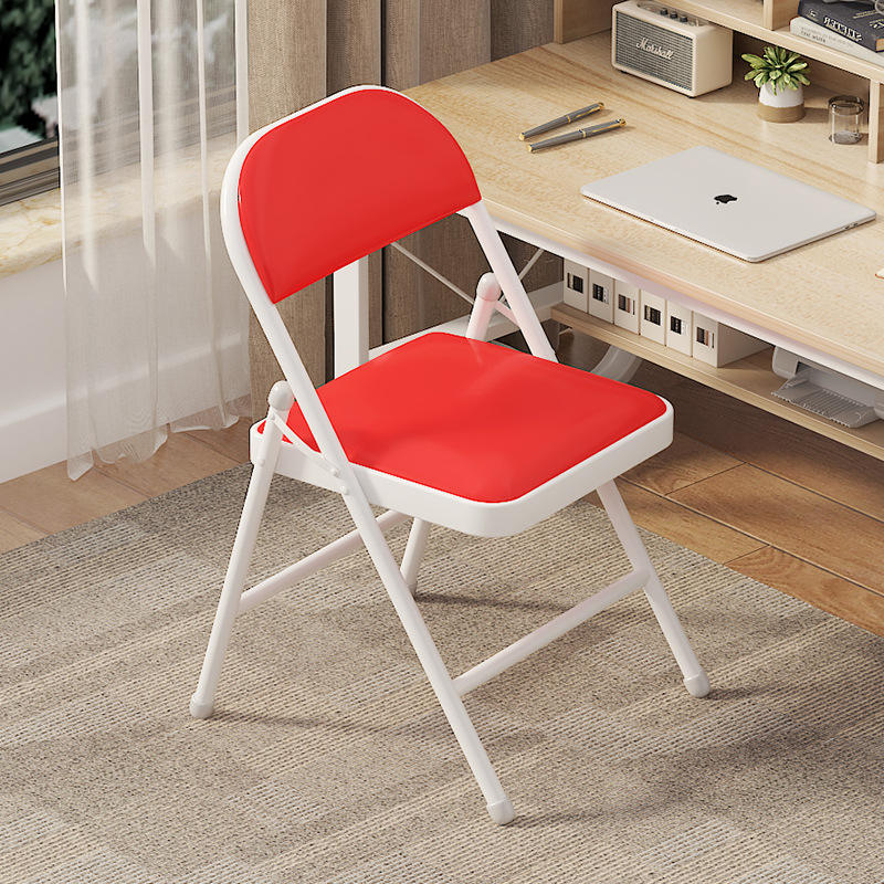 Marco blanco con superficie de cuero rojo.