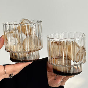 Vaso de Vidrio con Patrón Vertical Retro al por Mayor para Cafeterías, Vaso Resistente al Calor para Bebidas Frías y Latte, Vajilla de Vidrio Fabricada - Product Image 4