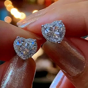 Orecchini a forma di cuore con cristalli per donna, accessori minimalisti e dolci da indossare tutti i giorni - Product Image 3