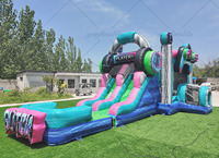Structure gonflable commerciale avec toboggan aquatique et casque de protection intégré