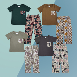 Camiseta de manga corta con estampado de camuflaje para niños pequeños, conjunto de pantalones a juego, conjunto informal de algodón con diseño de bolsillo con parche - Product Image 1