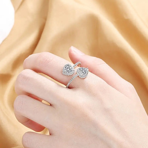 Anello di fidanzamento aperto con doppio cuore in zircone per donna, gioiello romantico ed elegante - Product Image 6