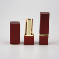 Tube de rouges à lèvres pour maquillage, accessoire de beauté et cosmétique, fini mat