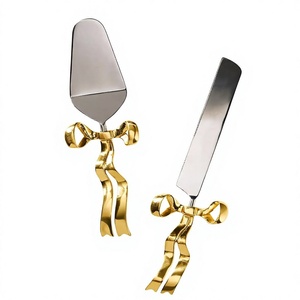 Elegante Juego de Cuchillos para Queso con Mangos Dorados en Forma de Lazo, Hoja de Acero Inoxidable, Apto para Lavavajillas - Product Image 1