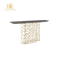 Table d'angle moderne en marbre de designer italien haut de gamme pour hall d'entrée de villa de luxe, mobilier en laiton personnalisé pour hôtels de luxe