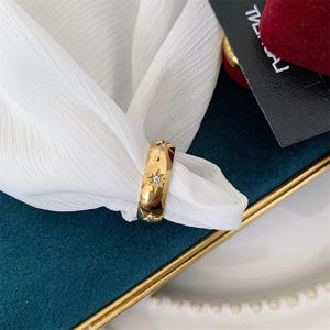 Nuovo prodotto per feste di fidanzamento e anniversario anello in acciaio al titanio placcato oro 18K - Product Image 5