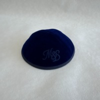 Kipá/Yarmulke de terciopelo azul marino personalizada de fábrica con monograma bordado e interior impreso para Bar Mitzvah