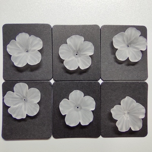 F19 Lujosa y Elegante Piedra Preciosa Suelta de Cuarzo Natural Blanco Esmerilado de Varios Tamaños con Tallado Floral Hecho a Mano para Regalo Promocional - Product Image 5