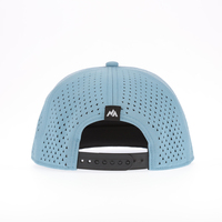 Gorra de Golf Personalizada de 5 Paneles, Elástica, de Alto Rendimiento, Color Azul Claro, con Bordado 3D, Perforaciones Láser, Cuerda Decorativa y Visera Plana con Cierre a Presión