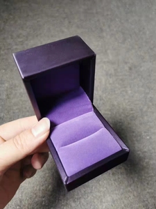 Boîte à bijoux en cuir personnalisée avec logo, vente en gros d'usine, faible MOQ, boîte à bijoux violette personnalisée pour bagues, bracelets et étuis. - Product Image 4