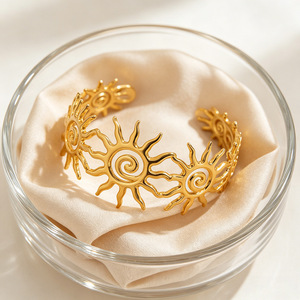 Brazalete Abierto con Diseño de Sol, Dorado, Unisex, a la Moda - Product Image 3