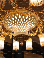 Lampe suspendue élégante et luxueuse avec 12 sculptures d'anges en laiton moulé à la cire perdue et abat-jour en verre céramique pour salon