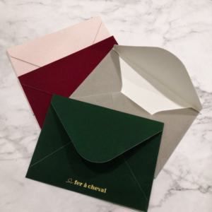 Échantillon gratuit Enveloppes en velours et daim personnalisées avec logo en feuille d'or Enveloppes pour invitations de mariage d'affaires disponibles en plusieurs couleurs - Product Image 2