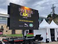 Affichage publicitaire mobile sur remorque avec panneaux solaires et batterie