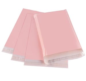 Sobres de plástico reutilizables de polietileno rosa con logo personalizado para envíos postales de ropa. - Product Image 1