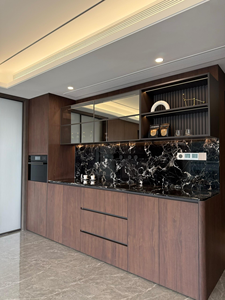 Buffet <span class=keywords><strong>en</strong></span> chêne massif de style mi-siècle avec cannelures, vitrine <span class=keywords><strong>en</strong></span> <span class=keywords><strong>verre</strong></span> <span class=keywords><strong>trempé</strong></span> pour spiritueux, idéal pour salle à manger privée de ferme vintage - Product Image 3
