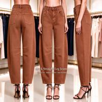 Jean large pour femme avec coutures apparentes, coupe courte, en sergé caramel, idéal pour les brunches décontractés et les journées de rencontre