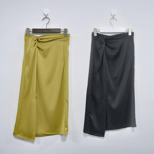 Jupe en satin décontractée à coupe biaisée, fabricants de vêtements Old Money verticaux certifiés Sedex BSCI, sur mesure pour femmes - Product Image 3