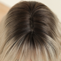 Perruques synthétiques longues bouclées de 38 pouces, ombrées, racines foncées à blond platine, avec frange, en fibre résistante à la chaleur, aspect naturel mat