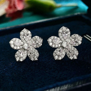 Orecchini a Perno a Forma di Fiore di Trifoglio per Donne, Accessorio per Orecchie Semplice e alla Moda per Uso Quotidiano - Product Image 1