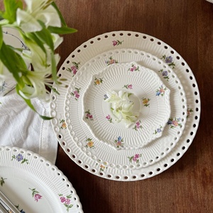 Ensemble d'assiettes en céramique bleu et blanc à fleurs de style français, passe au micro-ondes, <span class=keywords><strong>assiette</strong></span> à soupe/dessert en forme de pétale - Product Image 1