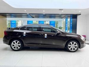 <span class=keywords><strong>Voiture</strong></span> d'<span class=keywords><strong>occasion</strong></span> 2017 pour <span class=keywords><strong>S60</strong></span> L 2.0T Turbo T5 Smart Drive Edition, conduite à gauche, intérieur foncé, sièges en cuir, pneus R17, automatique - Product Image 3