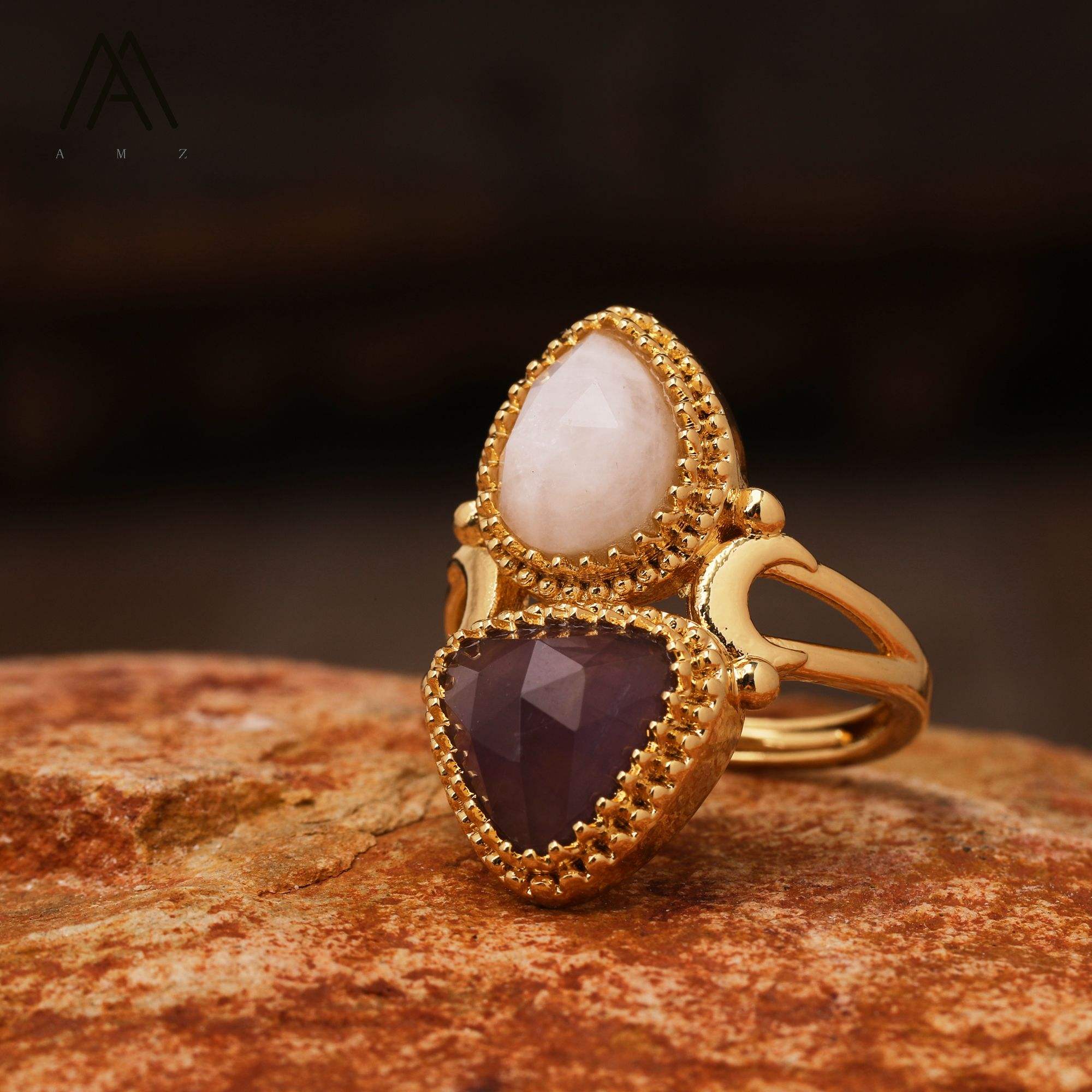 Anillo de oro con piedra lunar