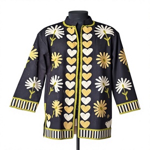 Manteau long noir tissé brodé de fleurs avec motifs de cœurs et de marguerites, style ethnique décontracté - Product Image 1