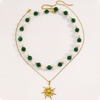 Collier rétro vert perle superposé avec pendentif soleil doré, chaîne double brin en acier inoxydable, style luxe léger et de niche