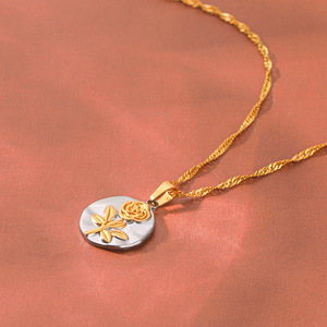 Collier pendentif rond en acier inoxydable gaufré motif rose, anti-ternissement, bijoux de mode pour femmes, vente en gros - Product Image 4