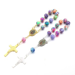 Braccialetto Rosario in Argilla Polimerica Colorata con Croce e Madonna di Guadalupe, Gioiello Cattolico per la Preghiera - Product Image 1