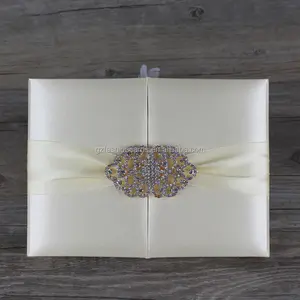 Invitaciones de boda de seda de lujo de cubierta dura estilo pliegue de puerta de seda crema con cinta de encaje tarjetas de invitación de cumpleaños personalizadas