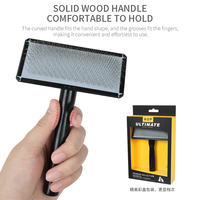 Brosse démêlante pour animaux de compagnie avec manche en bois et picots en acier inoxydable