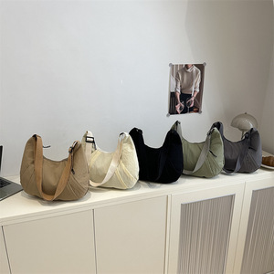 Dolce <span class=keywords><strong>stile</strong></span> Casual da <span class=keywords><strong>donna</strong></span> borsa trapuntata a tracolla in Nylon imbottito elegante e leggero Puffy diamante mezzaluna caramella personalizzata - Product Image 2