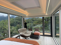 Maison conteneur sécurisée, moderne, insonorisée, étanche et ignifuge, type cabine spatiale, pour camping, usage résidentiel en parc, avec une chambre, cuisine et salle de bain, et adaptable en bar.