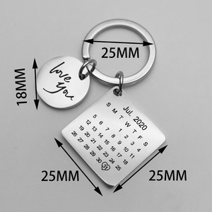 Portachiavi <span class=keywords><strong>personalizzato</strong></span> con cuore quadrato rotondo in acciaio inossidabile inciso anniversario di matrimonio data calendario <span class=keywords><strong>personalizzato</strong></span> portachiavi regali per coppie - Product Image 3