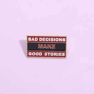 "Malas decisiones para buenas historias" Broche de esmalte de texto de dibujos animados Accesorios de ropa de moda Regalo - Product Image 3