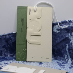 カスタム ファッション デザイン ロゴ ブランド名 立体 プレス加工 高品質 高級 衣類タグ 下げ札 - Product Image 3