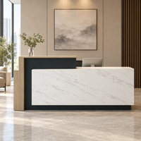 Bureau d'accueil d'entreprise moderne avec panneau frontal aspect marbre blanc et base foncée, mobilier de hall commercial pour usage de bureau moderne