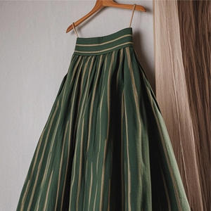 Jupe midi taille haute verte unie en polyester/coton à séchage rapide pour femme, design évasé avec empiècements, idéale pour la silhouette en forme de poire, collection automne - Product Image 3