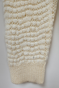 Cardigan tricoté décontracté pour femme avec design évidé lâche épaule tombante et logo avant paresseux - Product Image 3