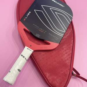 Compre al por Mayor la Pala <span class=keywords><strong>de</strong></span> Pickleball SeIkrik Labs Project 007 <span class=keywords><strong>de</strong></span> 14 mm, Modelo Invikta Florek, Superficie <span class=keywords><strong>de</strong></span> Fibra <span class=keywords><strong>de</strong></span> Carbono, Núcleo <span class=keywords><strong>de</strong></span> Malla <span class=keywords><strong>de</strong></span> Titanio - Product Image 4